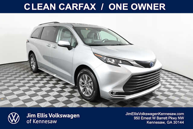 Used 2024 Toyota Sienna XLE image 1