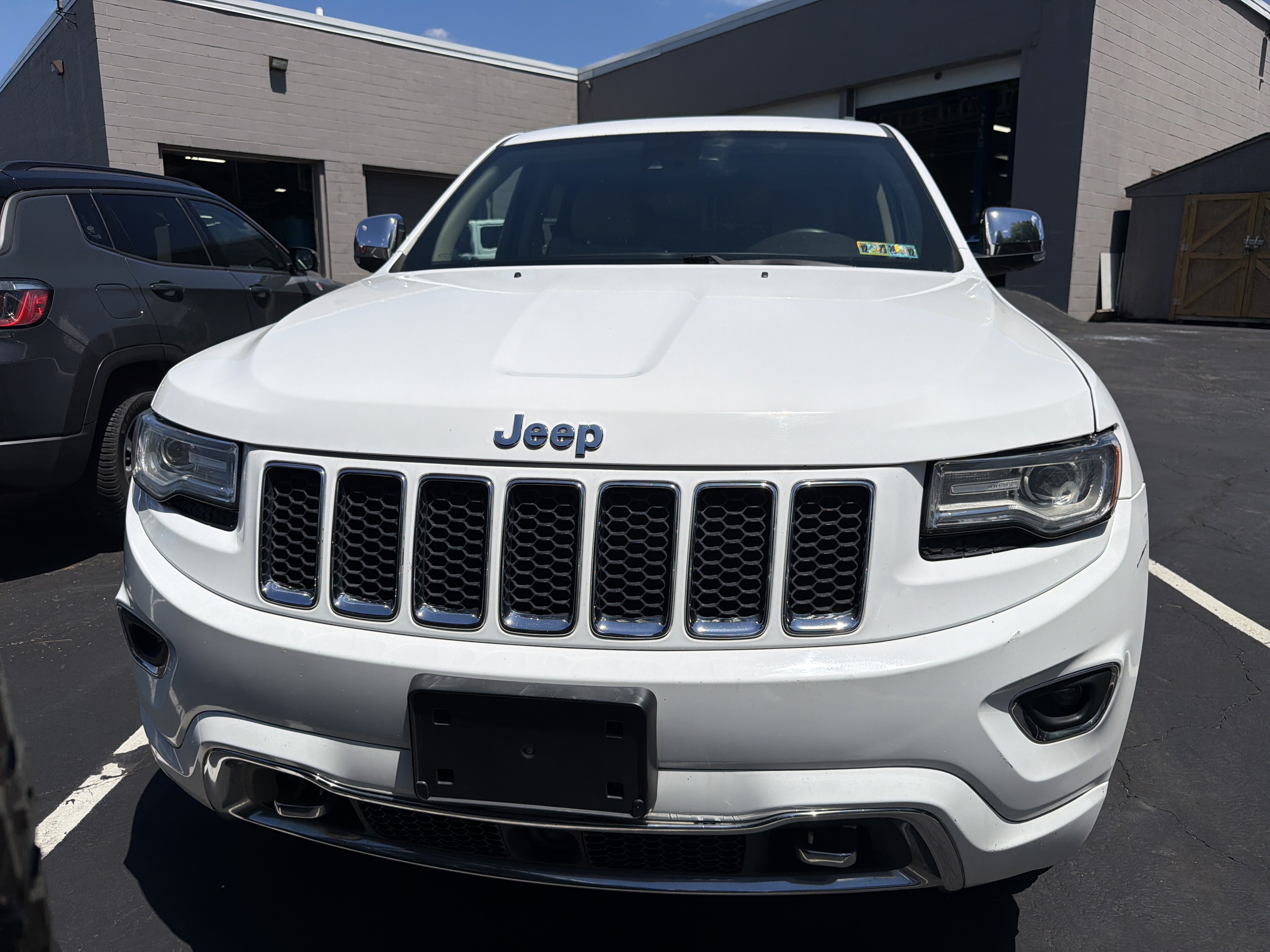 Used 2015 Jeep Grand Cherokee Overland w/ Advanced Technology Group AWD/4WD image 2