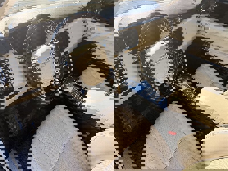 Used 2016 Land Rover Range Rover HSE image 5