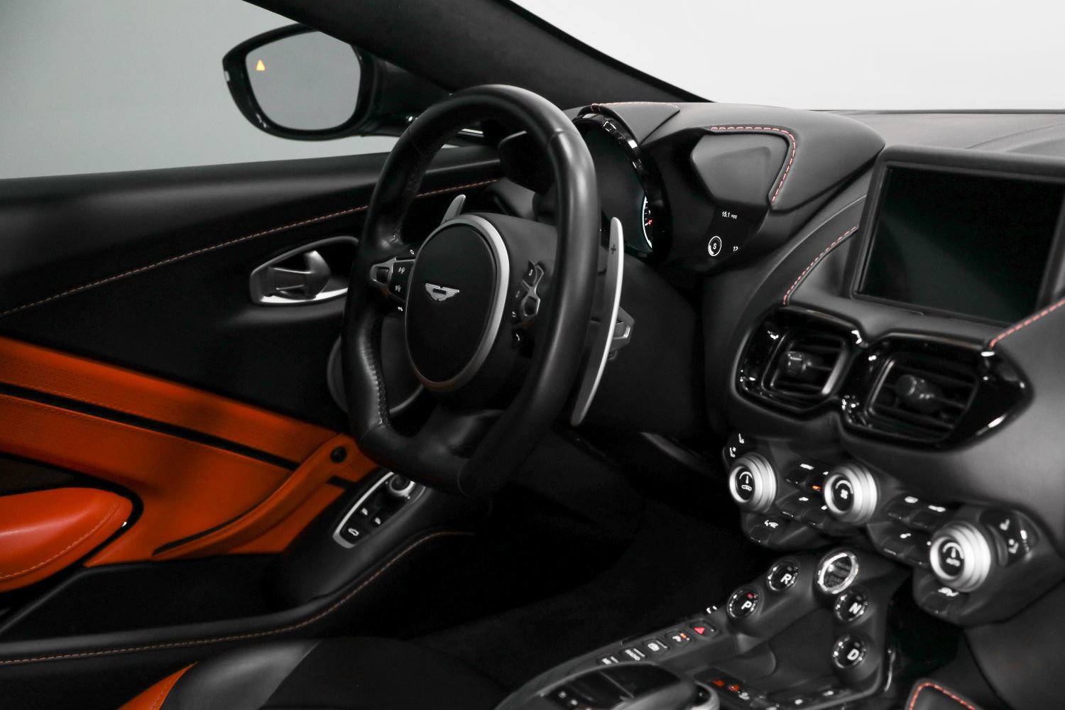 Used 2019 Aston Martin V8 Vantage Coupe RWD image 25
