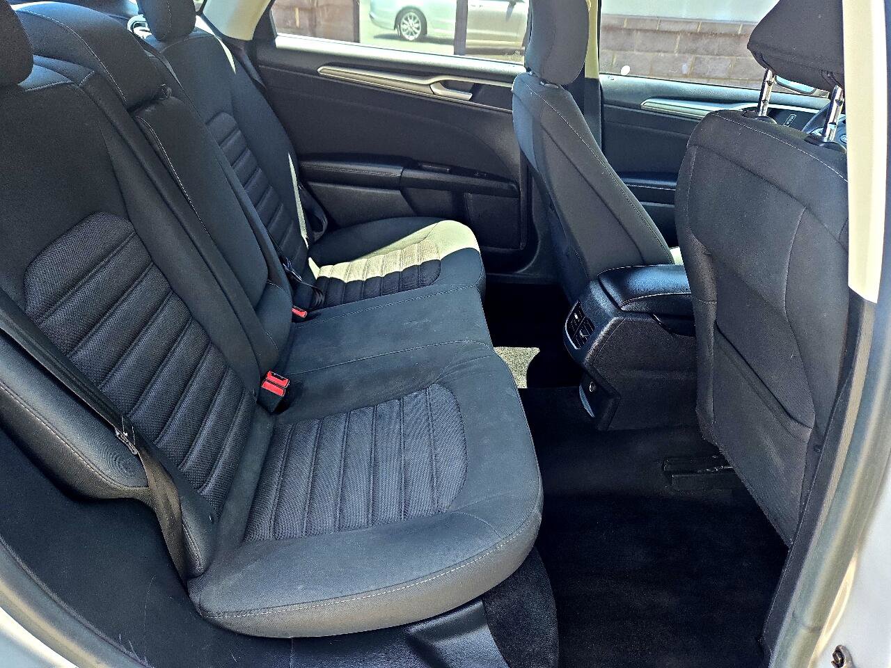 Used 2017 Ford Fusion SE w/ Fusion SE Technology Package image 9