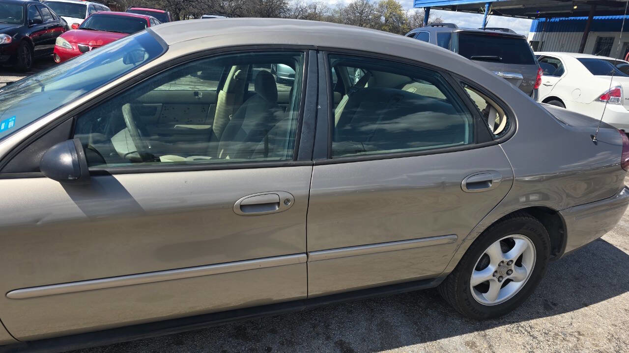 Used 2007 Ford Taurus SE image 2