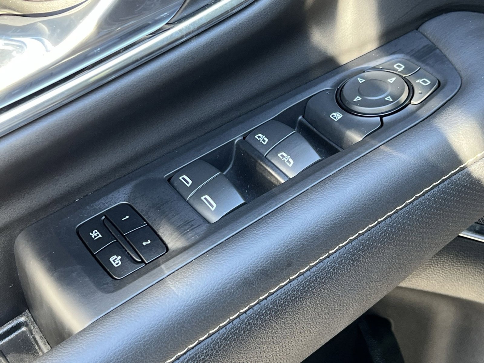 Used 2023 GMC Yukon XL SLT image 13