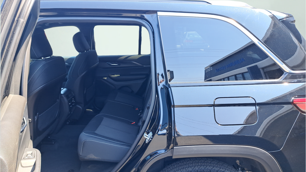 Used 2025 Jeep Grand Cherokee Laredo AWD/4WD image 12