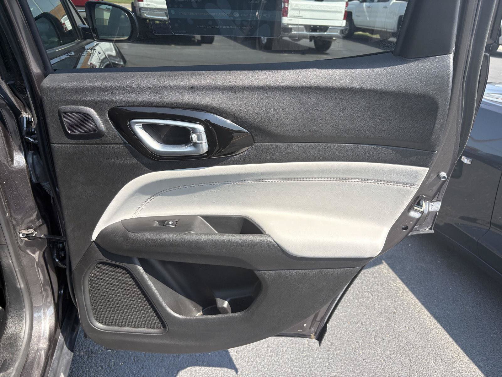 Used 2023 Jeep Compass Limited w/ Sun and Sound Group AWD/4WD image 17