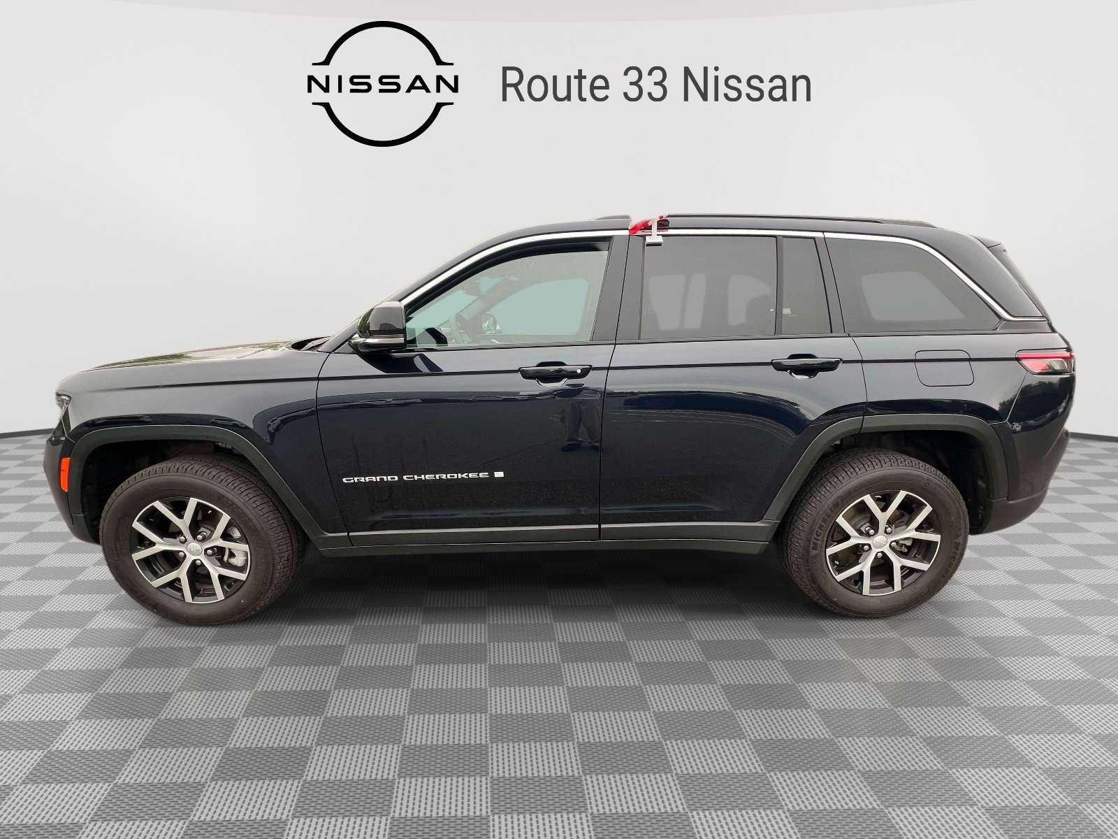 Used 2024 Jeep Grand Cherokee Limited AWD/4WD image 5