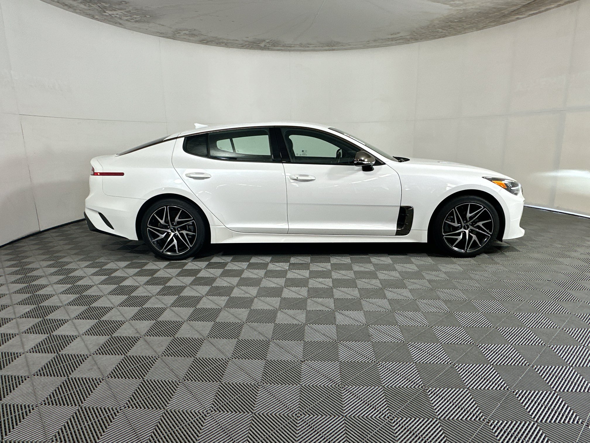 Used 2023 Kia Stinger GT-Line RWD image 2