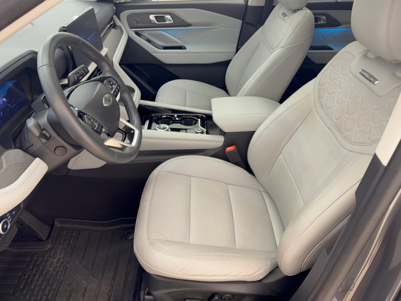 Used 2025 Ford Explorer Platinum w/ LUX Leather Package AWD/4WD image 5