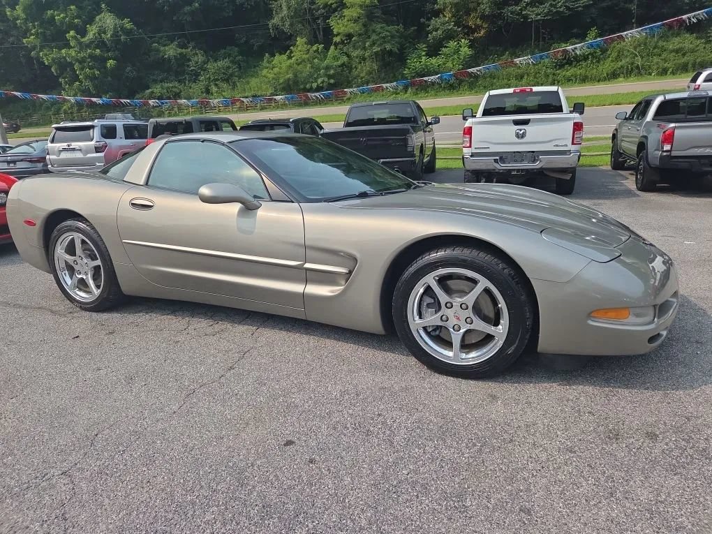 Used 2000 Chevrolet Corvette Coupe w/ Roof Pkg RWD image 4