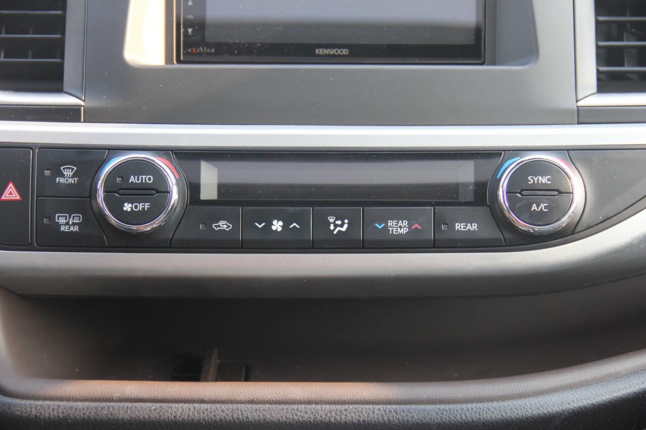 Used 2018 Toyota Highlander Limited AWD 4dr SUV image 24