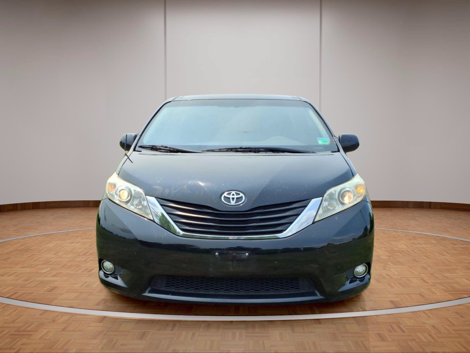 Used 2013 Toyota Sienna XLE FWD image 2