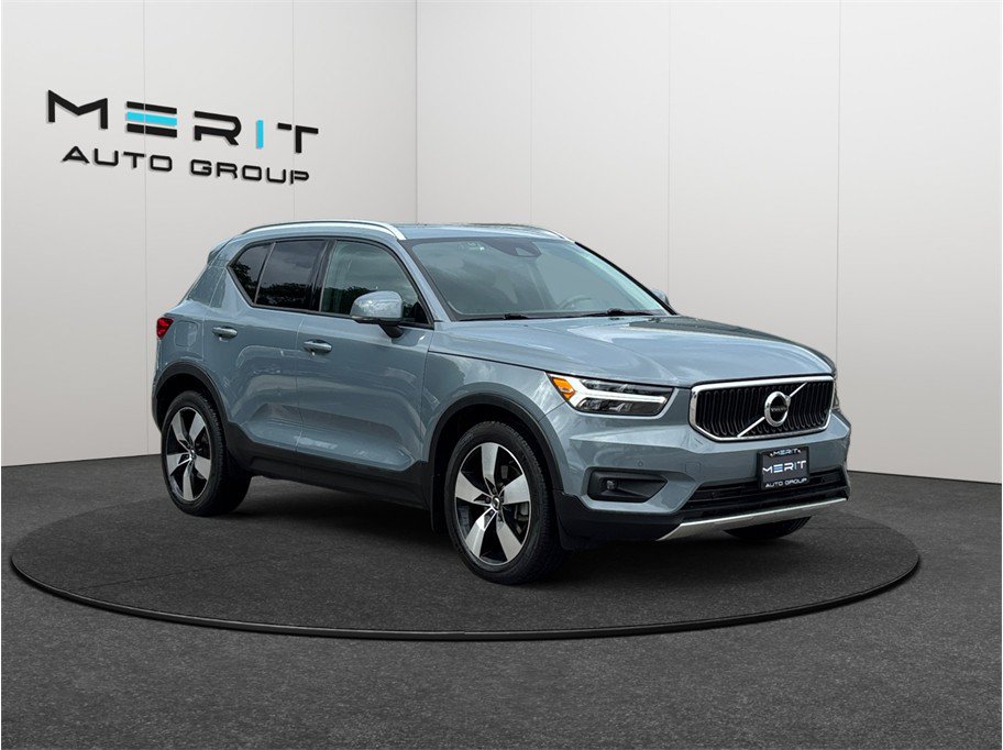 Used 2021 Volvo XC40 T5 Momentum w/ Premium Package