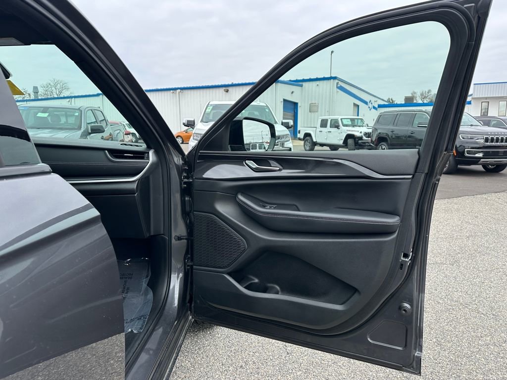 Used 2023 Jeep Grand Cherokee L Laredo image 23