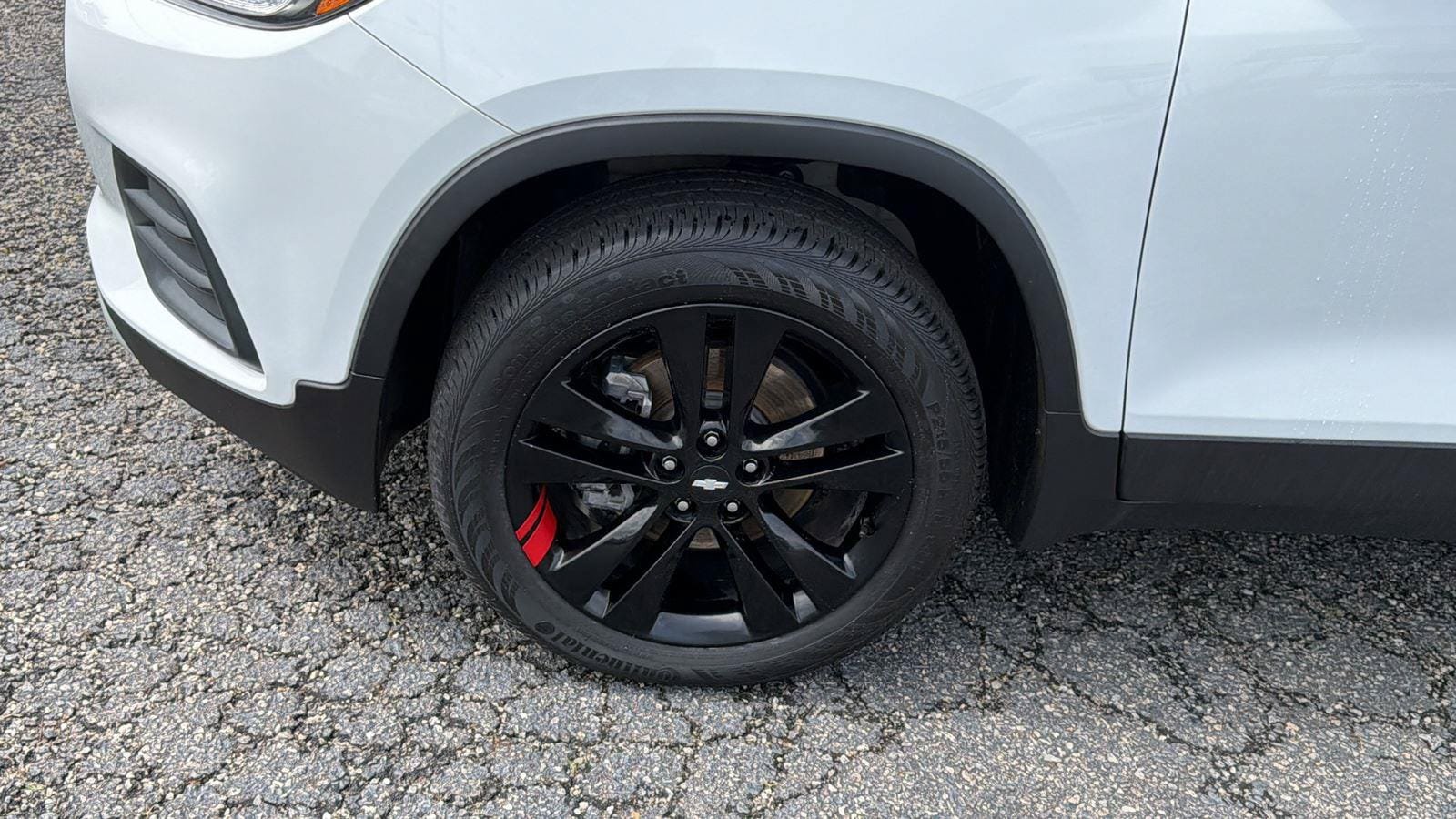 Used 2022 Chevrolet Trax LT w/ Redline Edition AWD/4WD image 9
