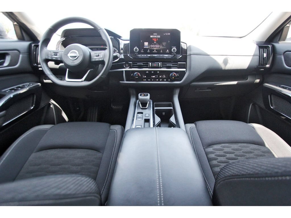 Used 2025 Nissan Pathfinder SV FWD image 8