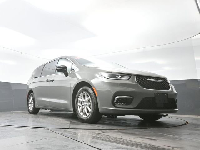 Used 2025 Chrysler Pacifica Select image 48