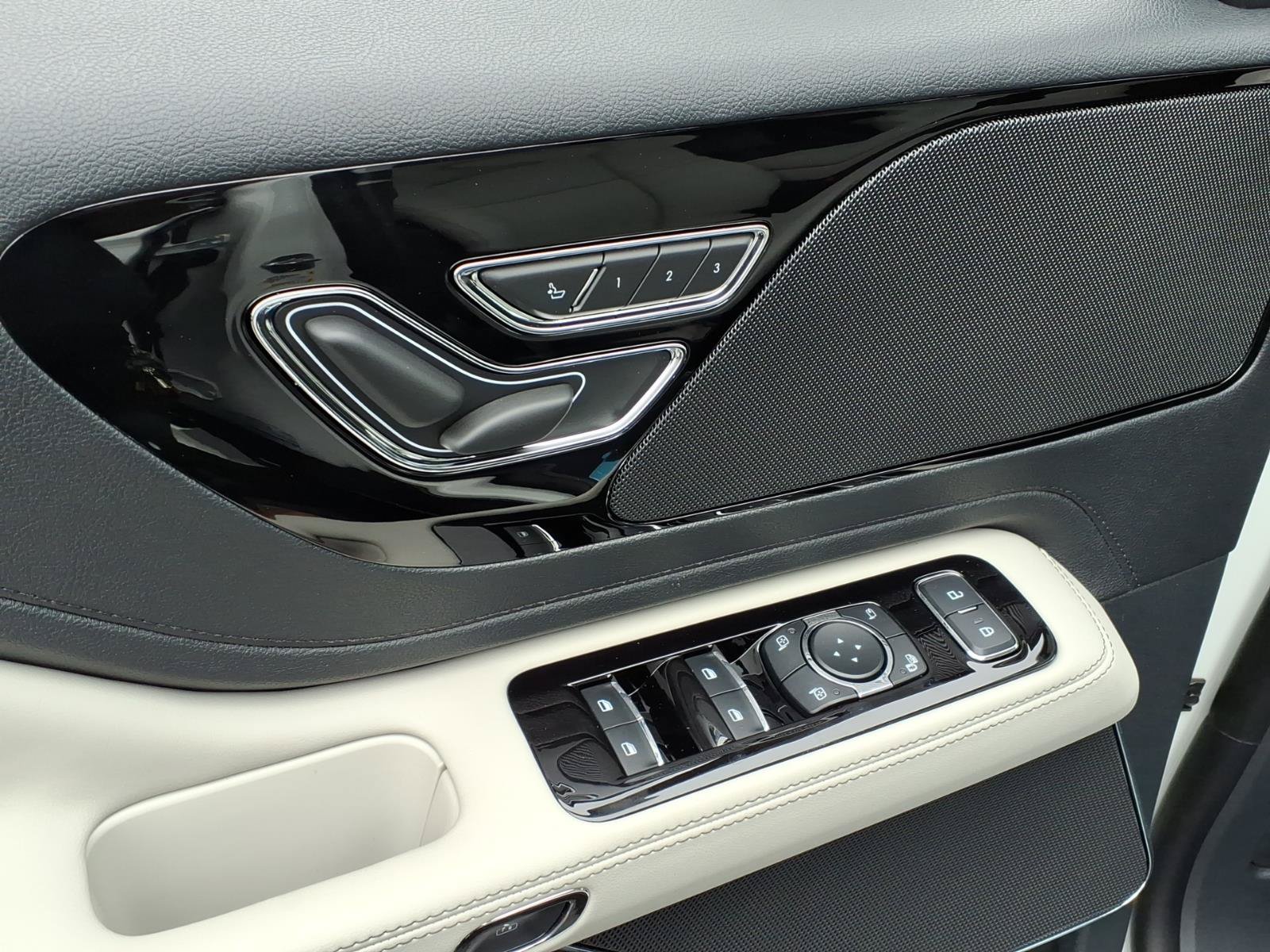 New 2026 Lincoln Aviator AWD w/ Jet Appearance Package image 12