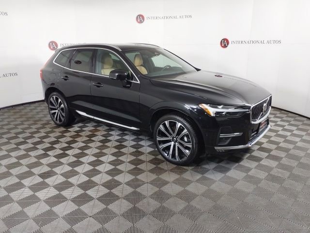 Used 2023 Volvo XC60 B5 Ultimate w/ Climate Package image 3