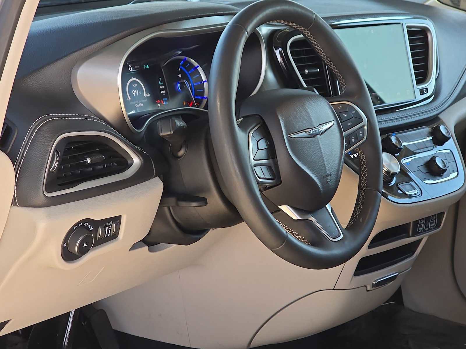 Used 2024 Chrysler Pacifica Limited FWD image 10