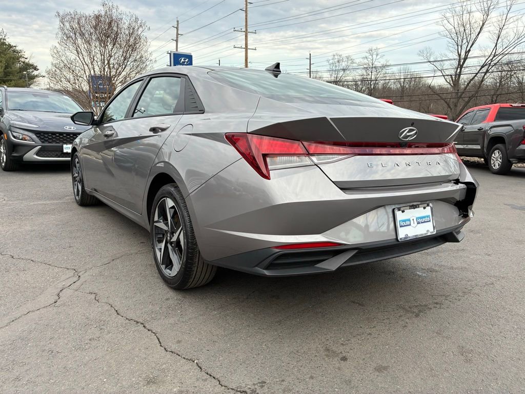 Used 2023 Hyundai Elantra SEL w/ Convenience Package FWD image 5