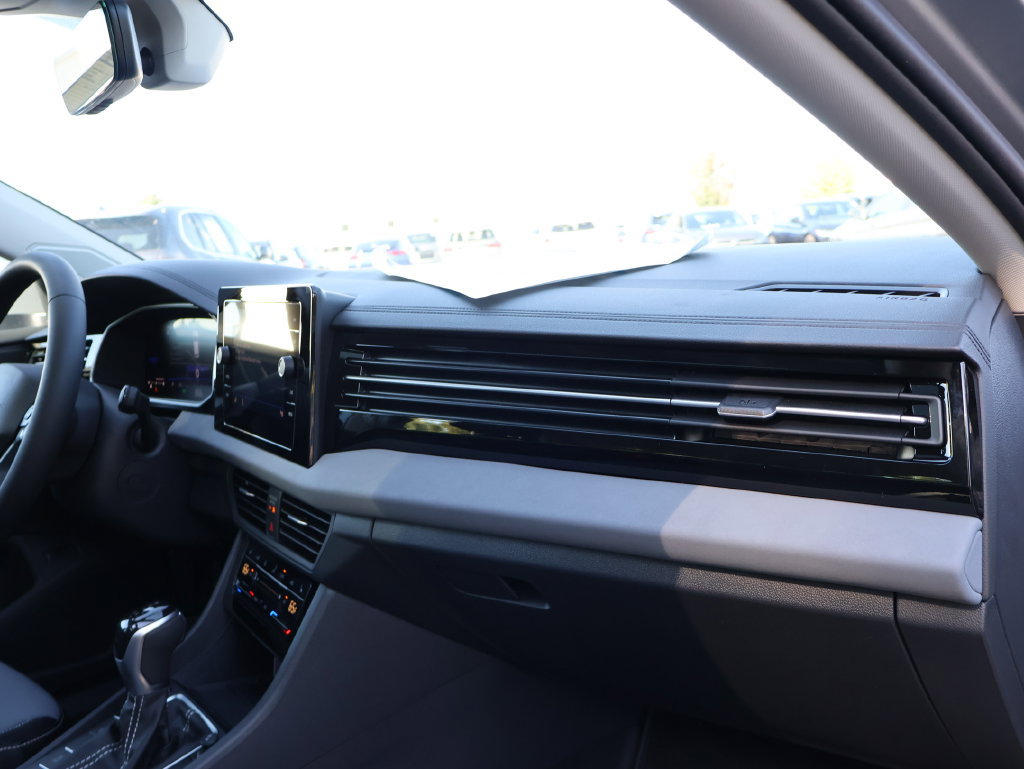 Used 2026 Volkswagen Jetta SE FWD image 15