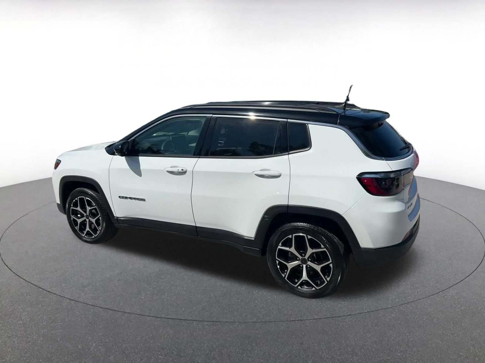 Used 2025 Jeep Compass Limited AWD/4WD image 9