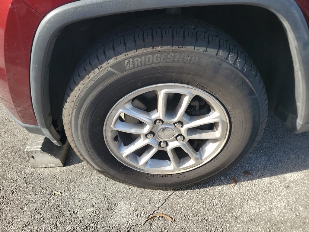 Used 2020 Jeep Grand Cherokee Laredo RWD image 4