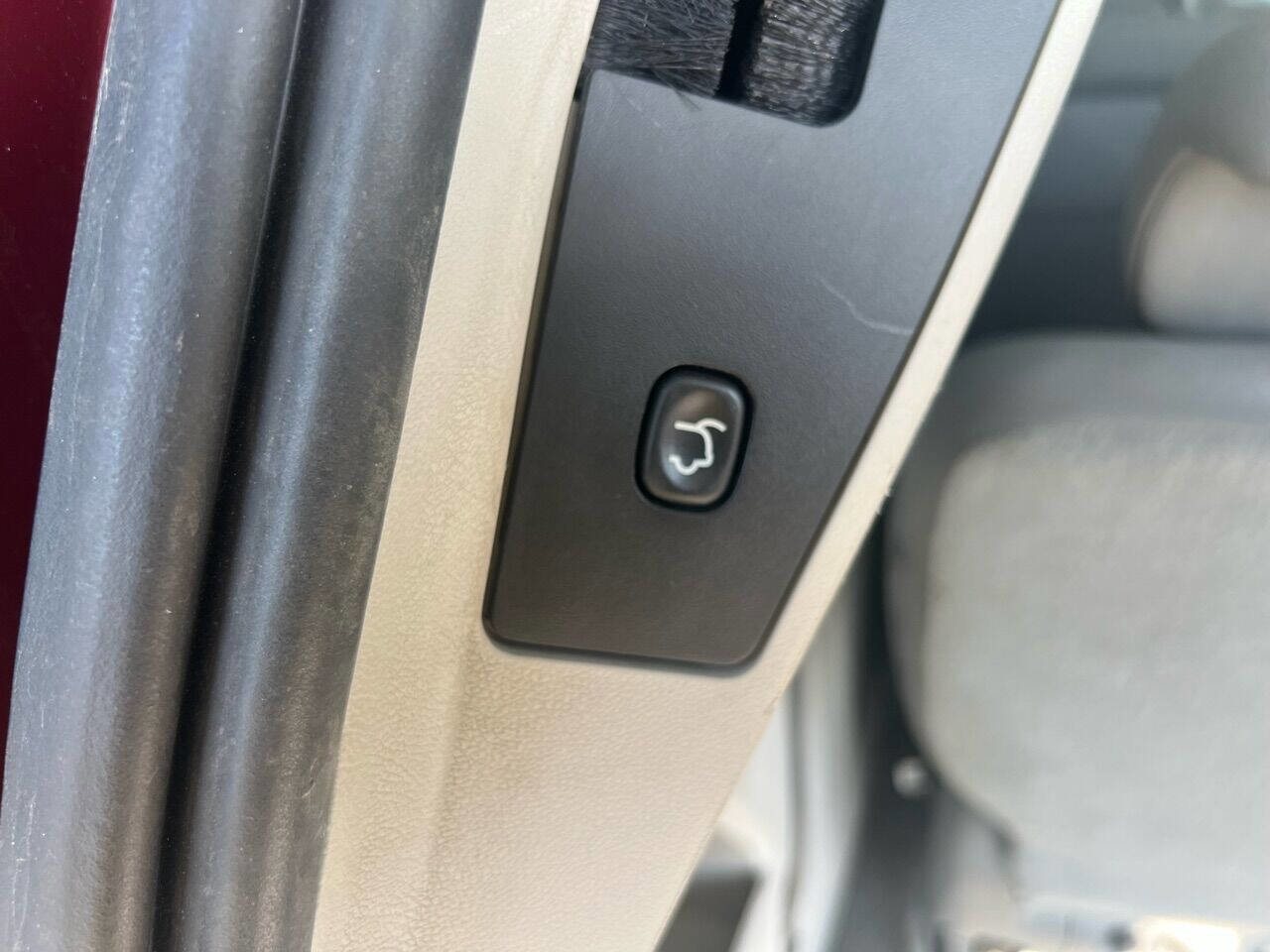 Used 2010 Chrysler Town & Country Touring image 14