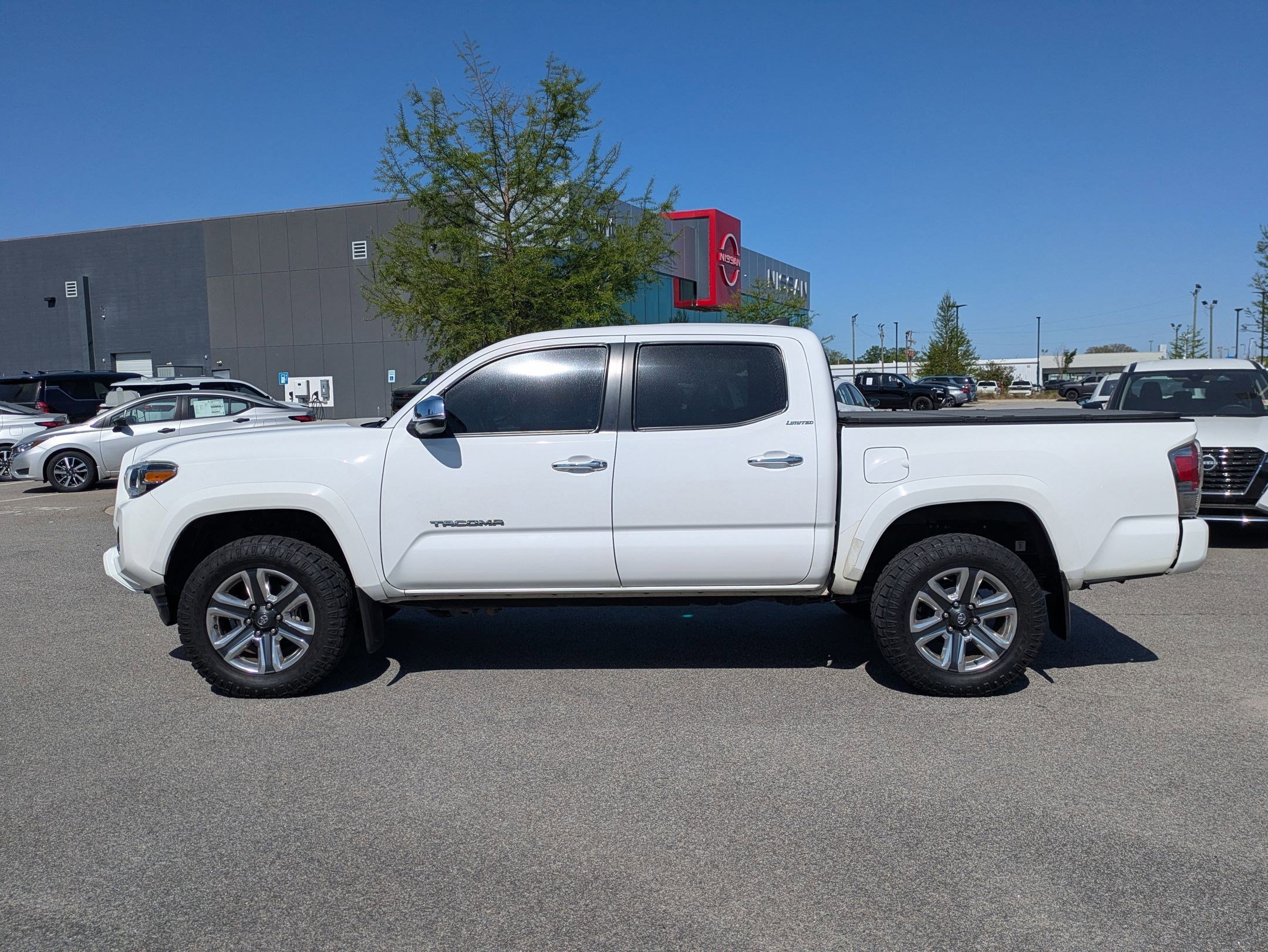 Used 2016 Toyota Tacoma Limited w/ Towing Package image 7
