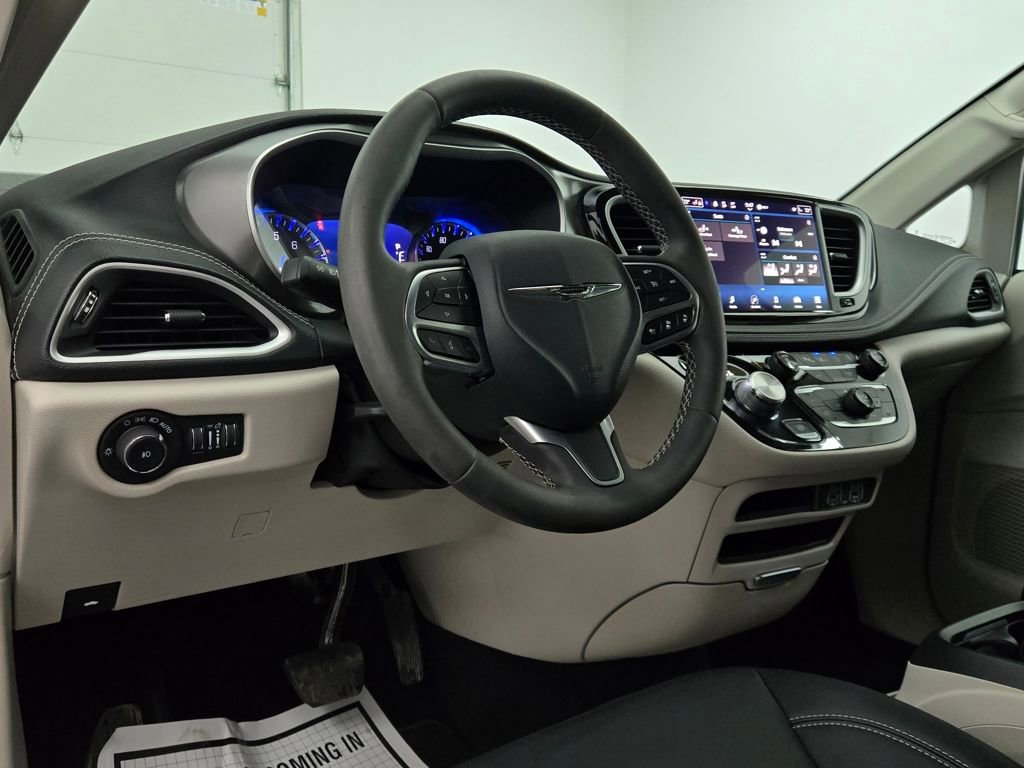 Used 2024 Chrysler Pacifica Touring-L image 20