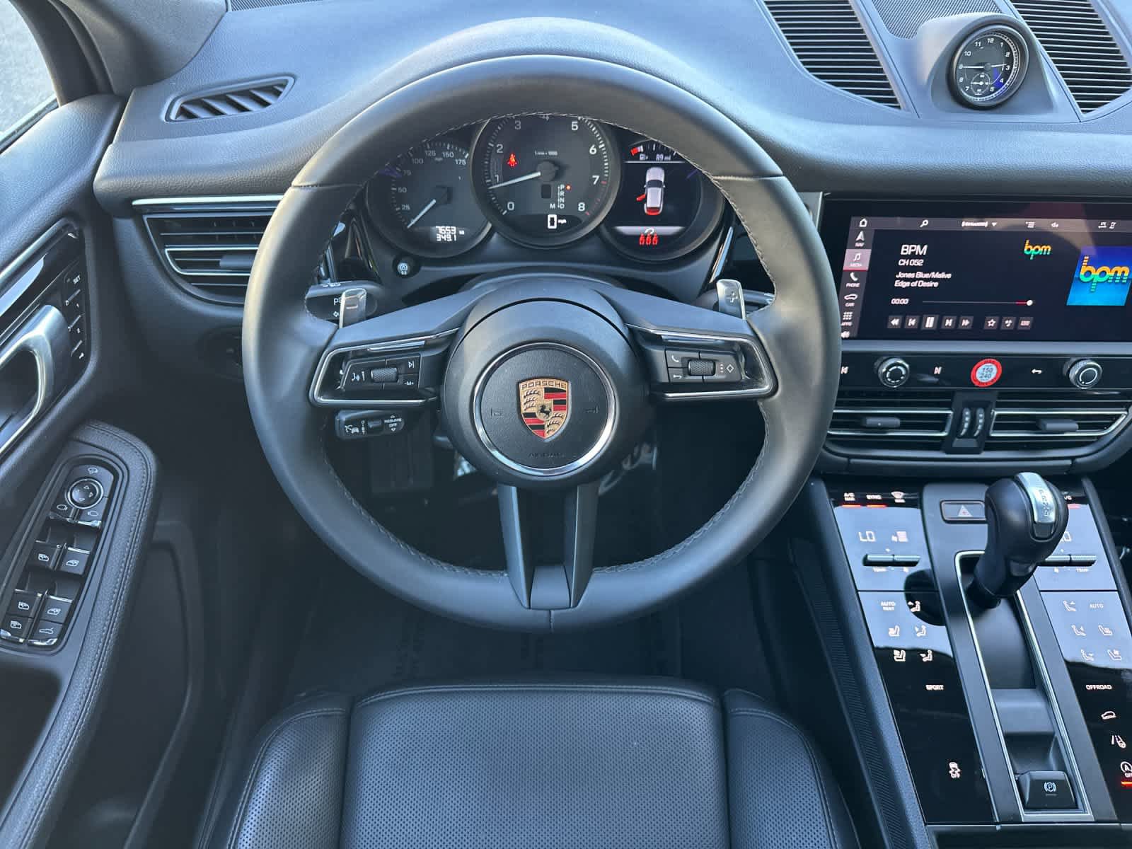 Certified 2025 Porsche Macan AWD/4WD image 15