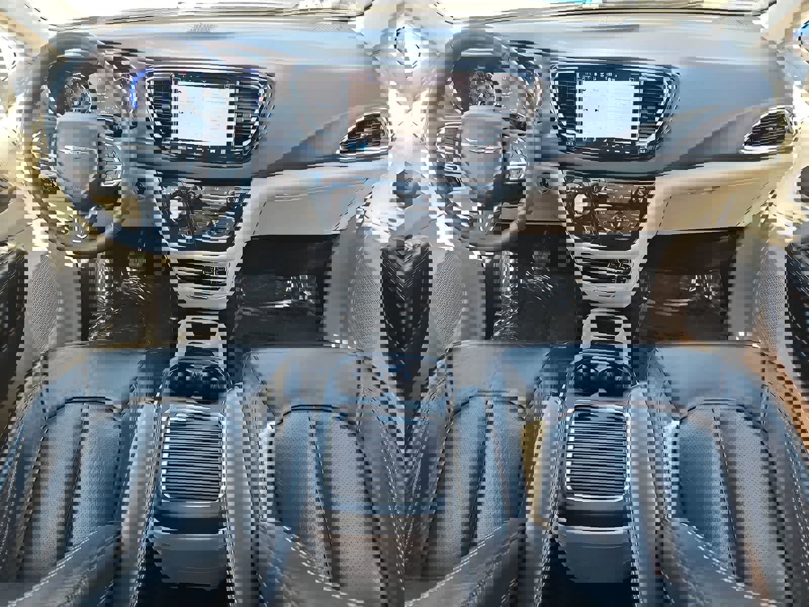 Used 2022 Chrysler Pacifica Touring-L image 16