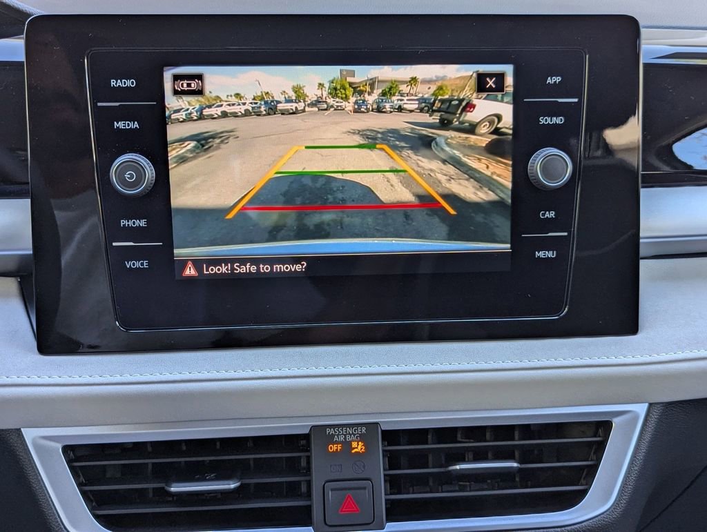 Used 2025 Volkswagen Taos SE w/ Panoramic Sunroof Package FWD image 12