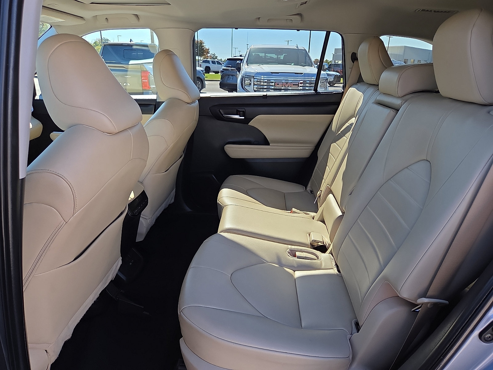 Used 2023 Toyota Highlander XLE FWD image 11
