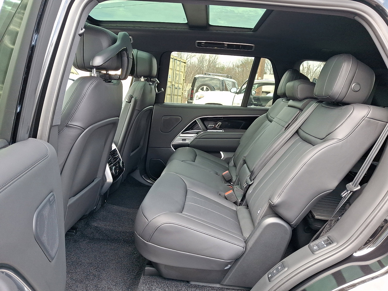 New 2026 Land Rover Range Rover Long Wheelbase SE image 5