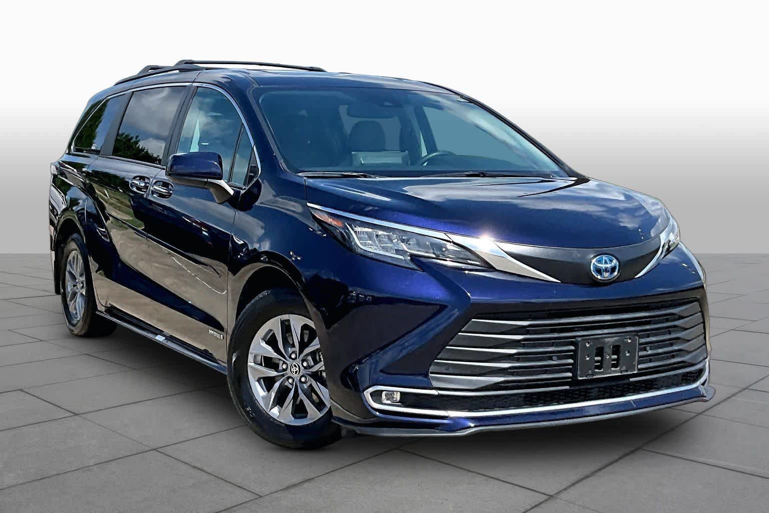 Used 2021 Toyota Sienna XLE FWD image 3