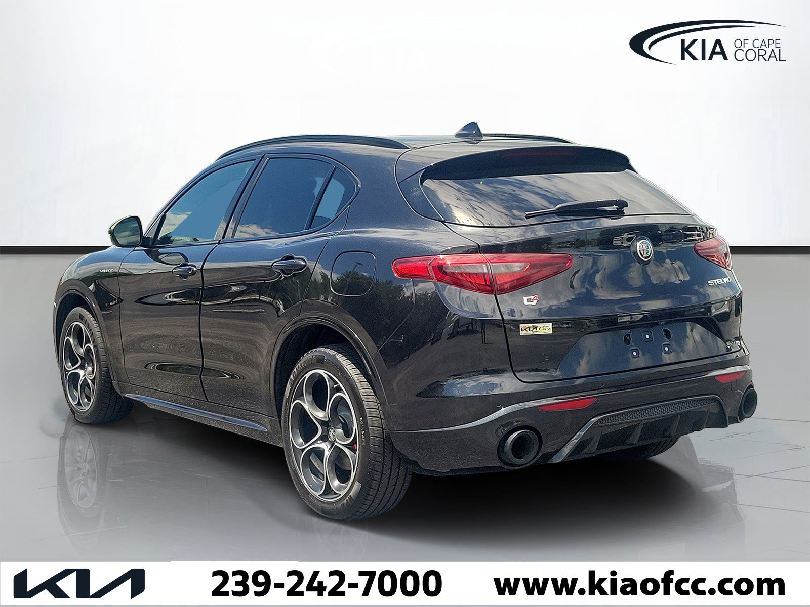 Used 2022 Alfa Romeo Stelvio Veloce AWD/4WD image 4