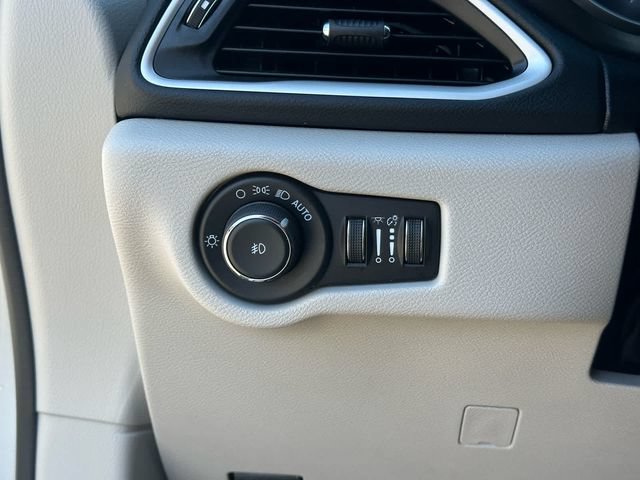 Used 2024 Chrysler Pacifica Touring-L FWD image 21