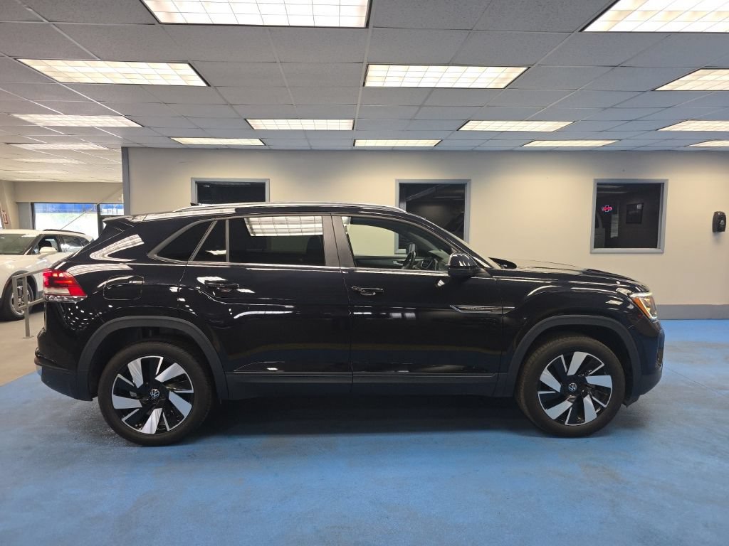 Used 2025 Volkswagen Atlas Cross Sport SE FWD image 2