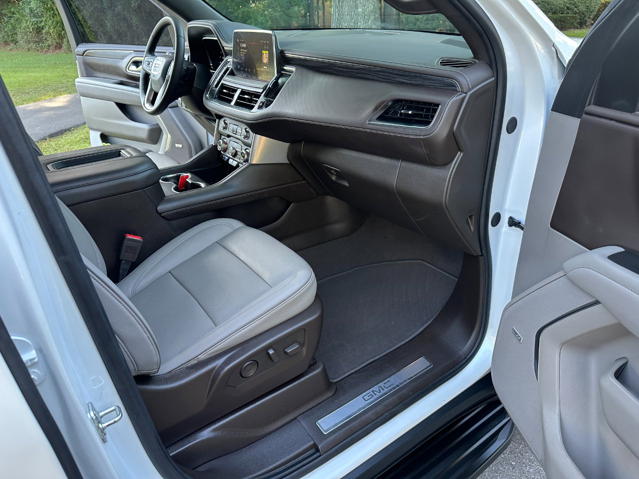 Used 2024 GMC Yukon XL SLT w/ SLT Luxury Package image 33