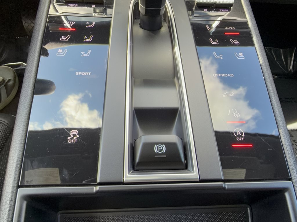 Certified 2024 Porsche Macan AWD/4WD image 22