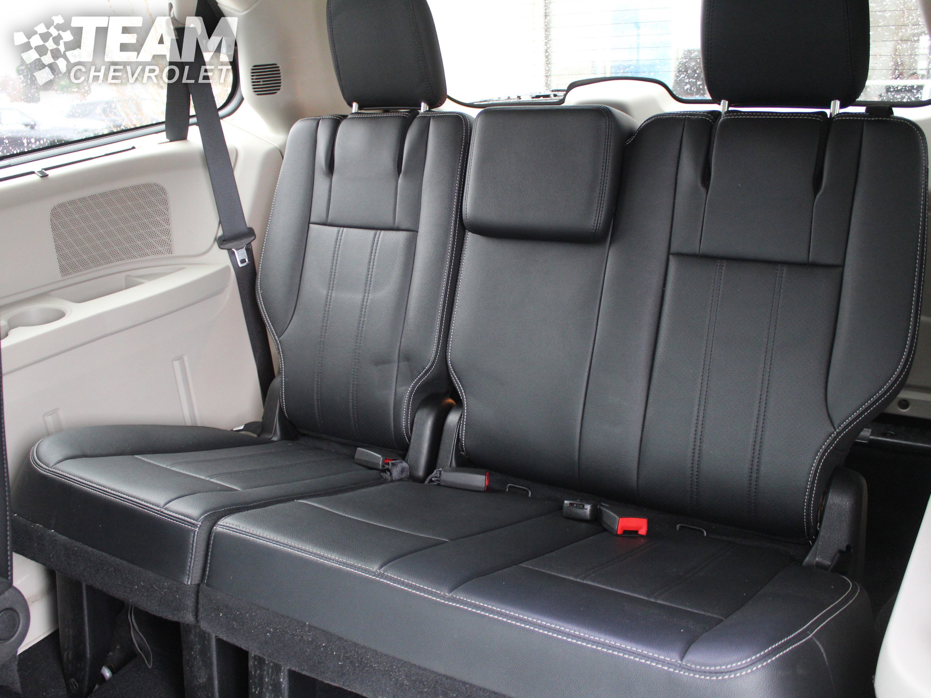 Used 2015 Chrysler Town & Country Touring-L w/ Driver Convenience Group image 23