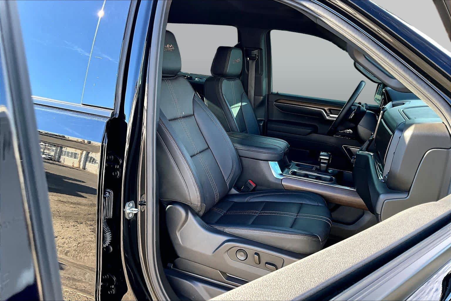 Used 2024 Chevrolet Silverado 1500 High Country w/ Midnight Edition AWD/4WD image 11