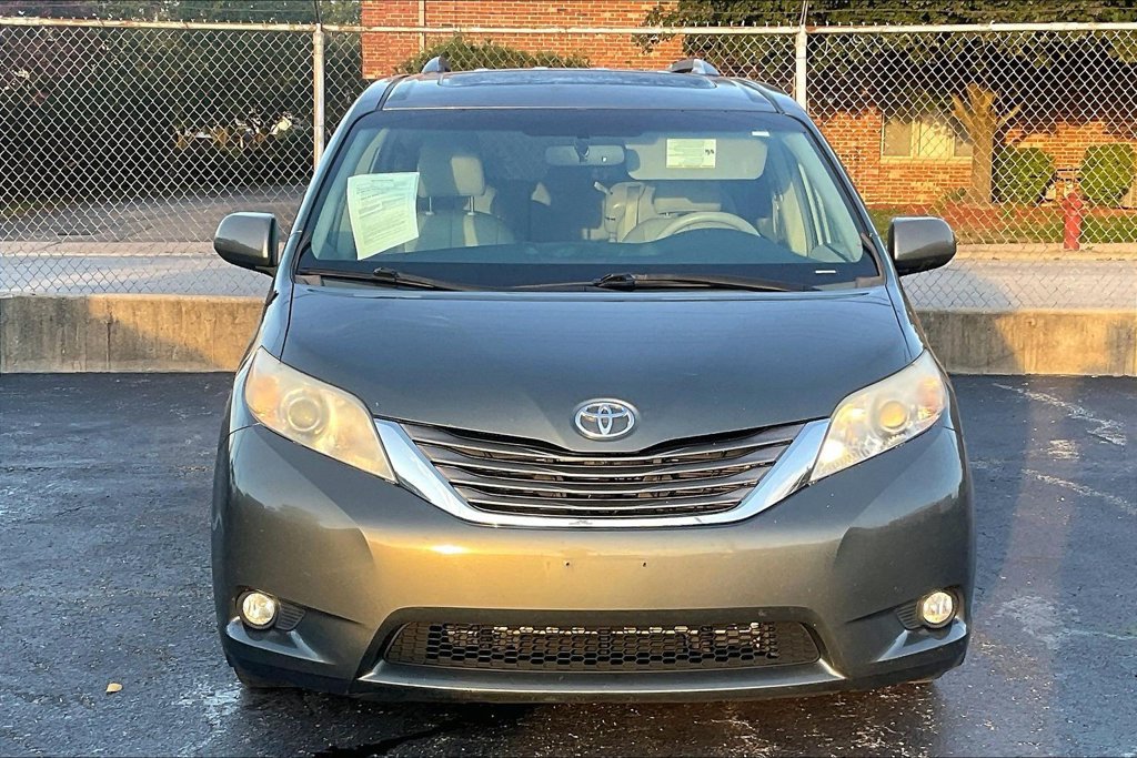 Used 2013 Toyota Sienna XLE FWD image 2