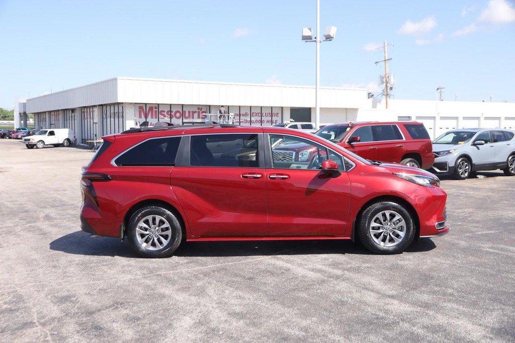 Used 2023 Toyota Sienna XLE w/ XLE Plus Package AWD/4WD image 5