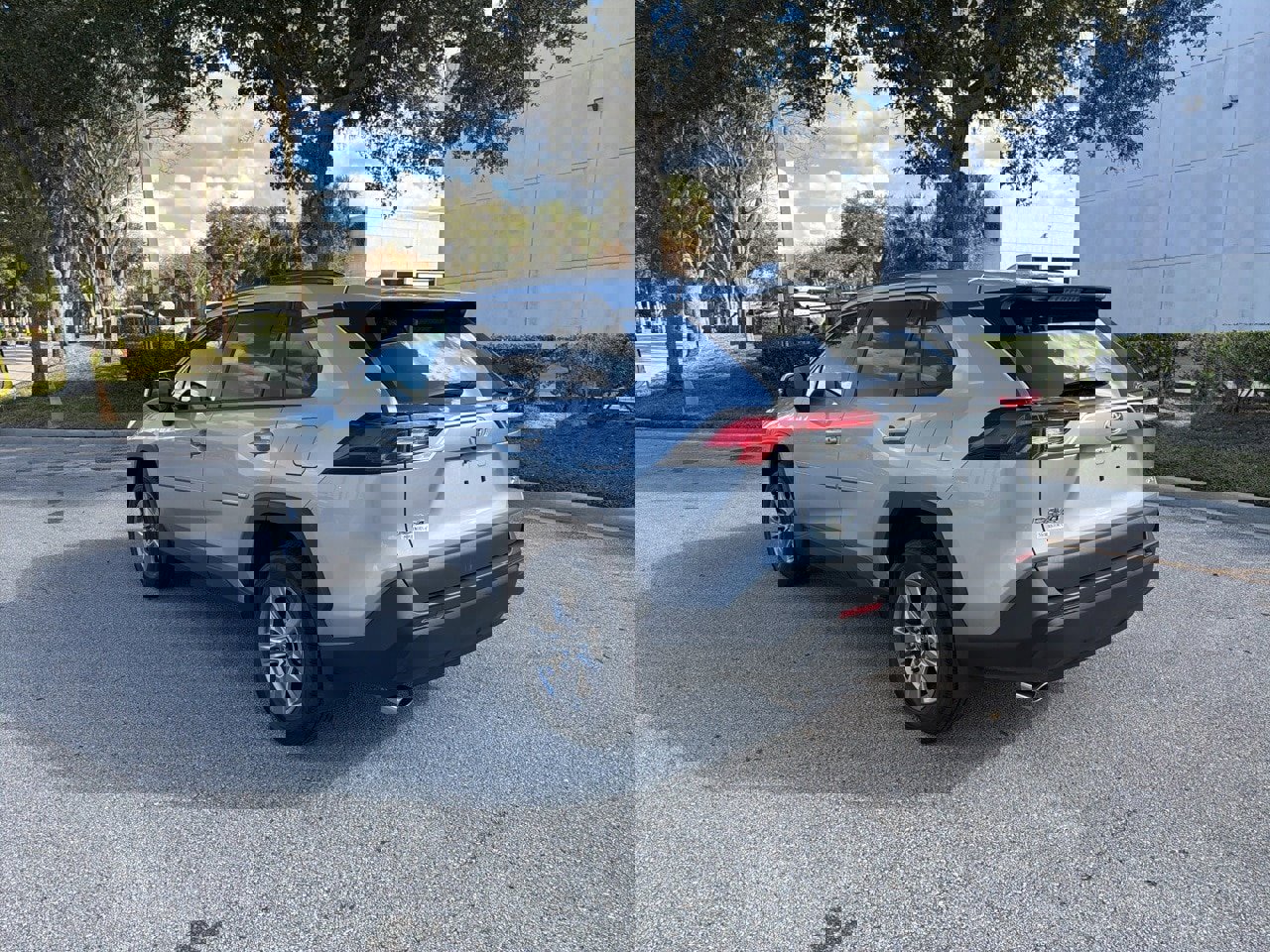 Used 2022 Toyota RAV4 XLE image 3