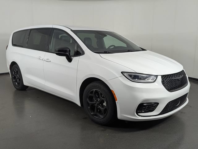 Used 2024 Chrysler Pacifica Limited FWD image 2