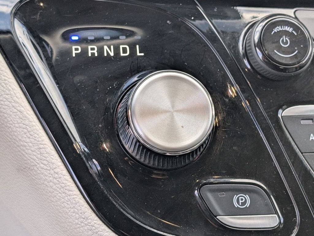 Used 2023 Chrysler Pacifica Touring-L image 32