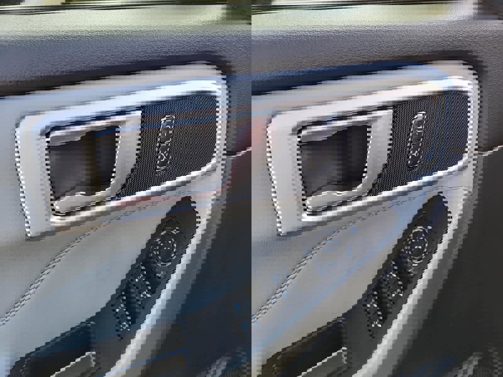 Used 2023 Ford Explorer XLT w/ Equipment Group 202A image 17