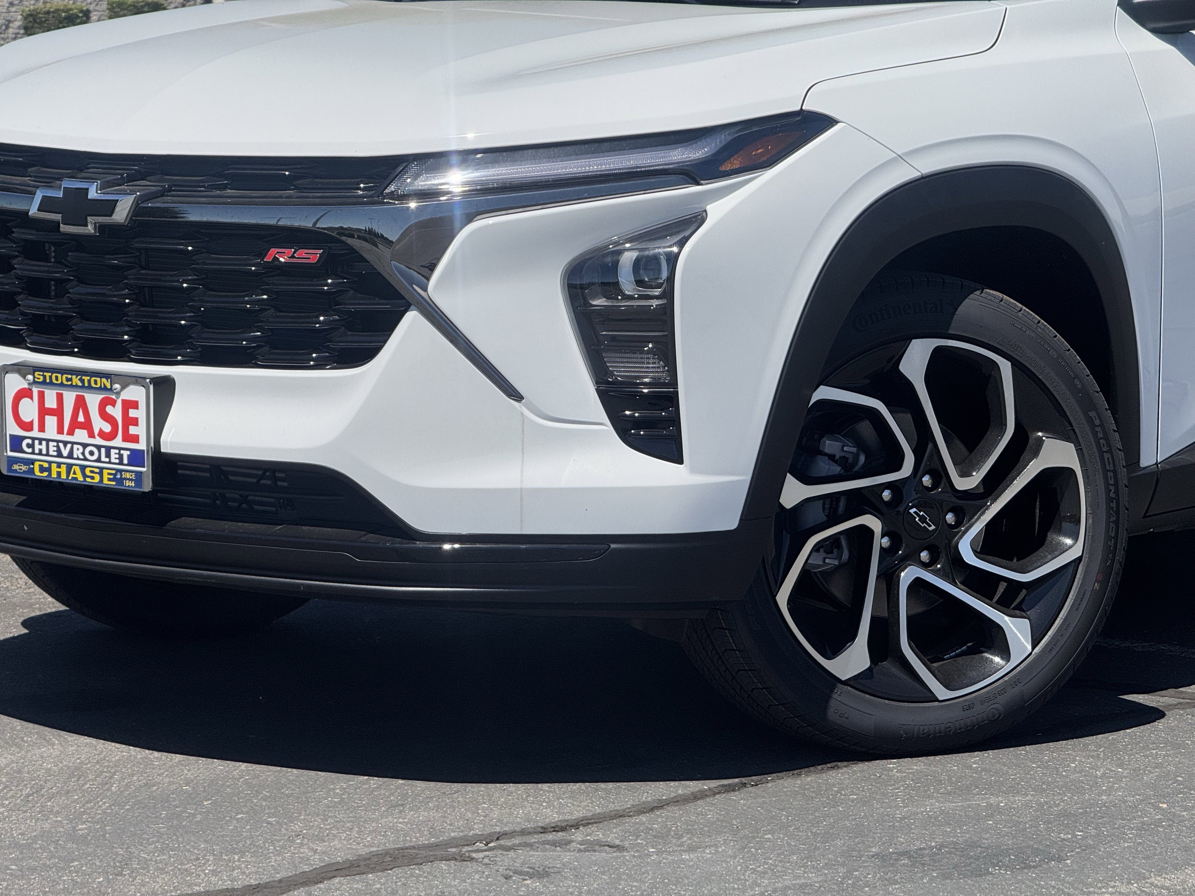 New 2026 Chevrolet Trax RS w/ Sunroof Package FWD image 3